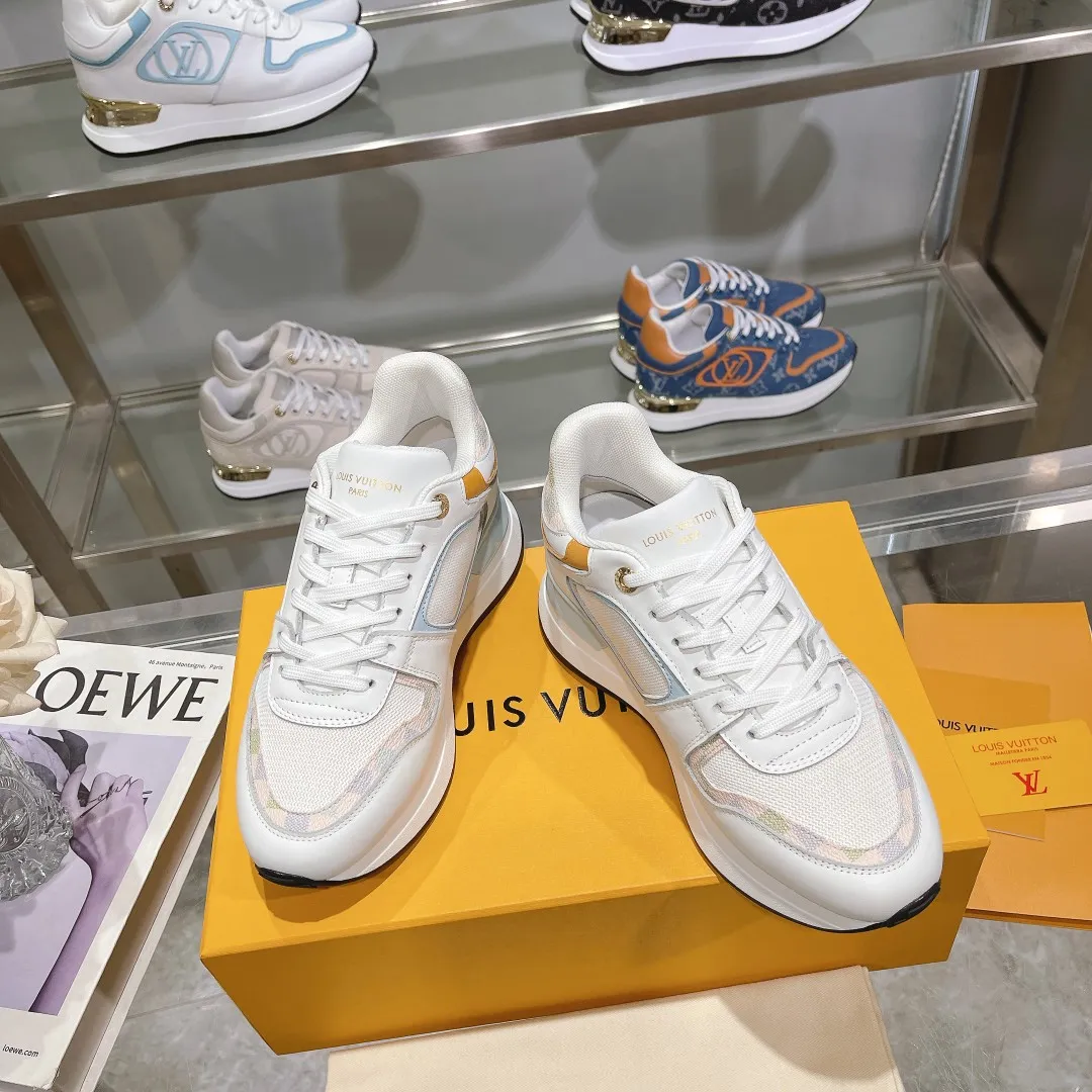 [L Family] P: 760💰Size 35-42 for women, 39-46 for men, (41.42 for women, 45.46 for men, customized) .LV Donkey Brand 🔥🔥LOUIS VUITTON Louis Vuitton's official website synchronizes the 2025 autumn and winter couple's models, which are now on the market, this Neo Run Away sneakers are inspired by running shoes, integrating LV's iconic must-have shoes into the trend. This version is a 1:1 replica of the original version. It is made of two-tone calfskin to highlight its simple lines and unique wedge outsole. Key details include the LV initials on the side and an engraved gold heel stabilizer on the back plus a 2cm hidden insole.